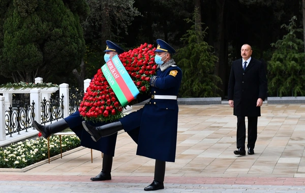 İlham Əliyev, Mehriban Əliyeva və ailə üzvləri ümummilli lider Heydər Əliyevin məzarını ziyarət ediblər - FOTO/VİDEO