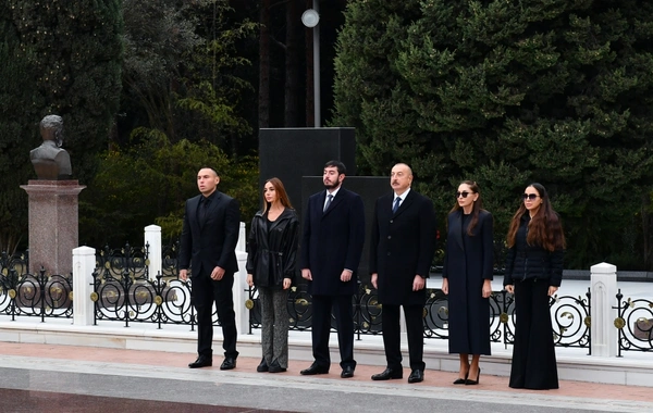 İlham Əliyev, Mehriban Əliyeva və ailə üzvləri ümummilli lider Heydər Əliyevin məzarını ziyarət ediblər - FOTO/VİDEO