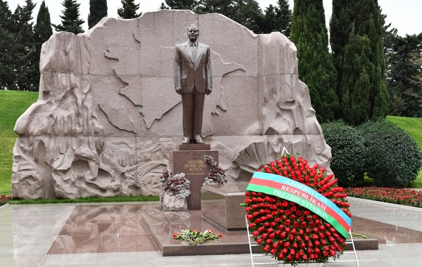 İlham Əliyev, Mehriban Əliyeva və ailə üzvləri ümummilli lider Heydər Əliyevin məzarını ziyarət ediblər - FOTO/VİDEO