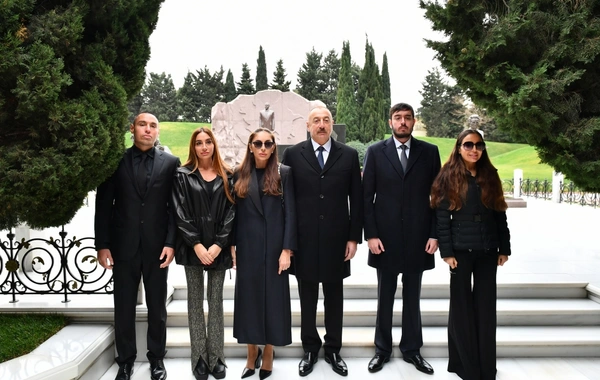 İlham Əliyev, Mehriban Əliyeva və ailə üzvləri ümummilli lider Heydər Əliyevin məzarını ziyarət ediblər - FOTO/VİDEO