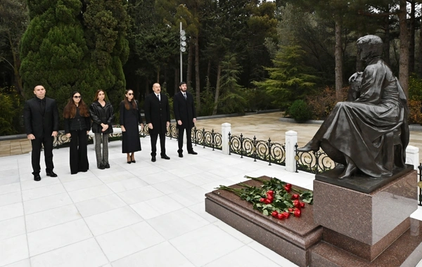 İlham Əliyev, Mehriban Əliyeva və ailə üzvləri ümummilli lider Heydər Əliyevin məzarını ziyarət ediblər - FOTO/VİDEO