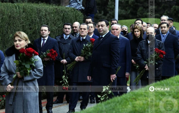 Dövlət və hökumət rəsmiləri Heydər Əliyevin anım mərasimində - FOTOREPORTAJ