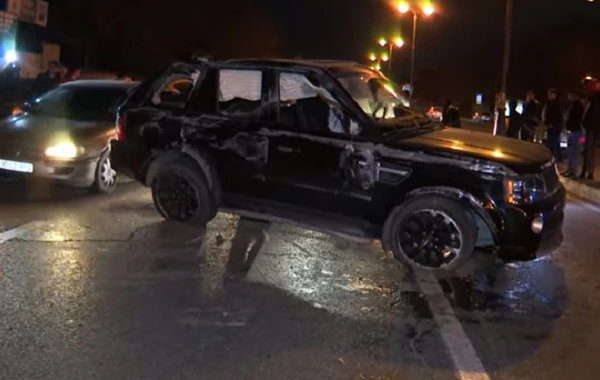 Bakıda "Land Rover” ağır qəza törətdi: Nömrəni gizlətdilər - VİDEO