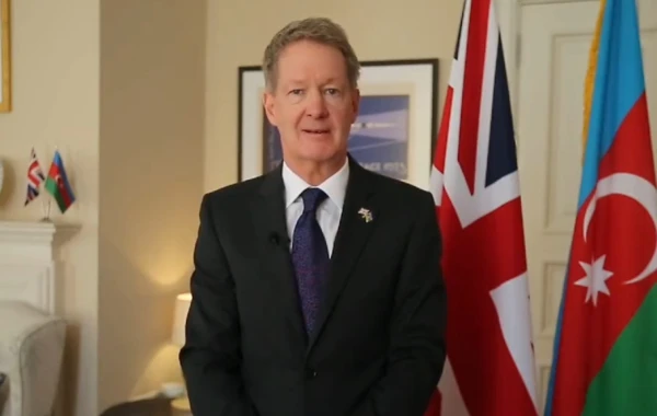 Britaniya səfiri Sədərək ticarət mərkəzində alış-verişdə - FOTO
