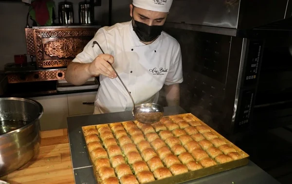 Bir məcməyi paxlava 2.5 milyon lirəyə satılır - FOTO