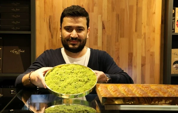 Bir məcməyi paxlava 2.5 milyon lirəyə satılır - FOTO