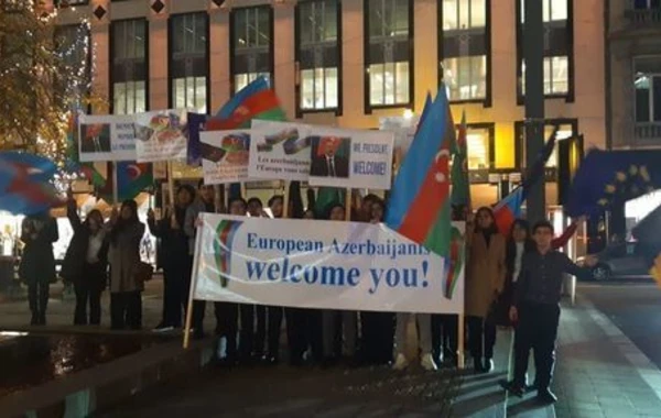 Азербайджанцы вышли встречать Ильхама Алиева в Брюсселе  - ФОТО/ВИДЕО