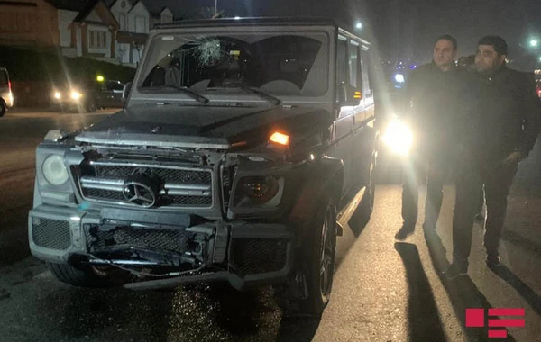 Bakıda “Gelandewagen” qəza törədib, yaralı var - VİDEO