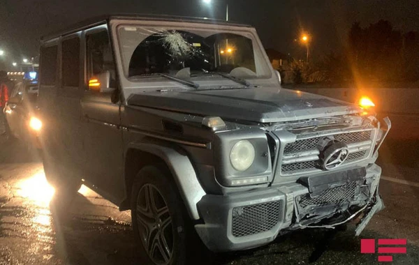 Bakıda “Gelandewagen” qəza törədib, yaralı var - VİDEO