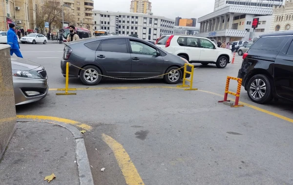 Bakıda acınacaqlı vəziyyət: Yolu bağlayıb, heç kimi maşın saxlamağa qoymurlar - VİDEO