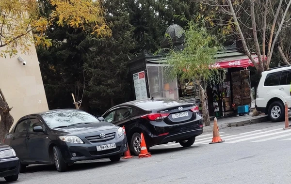 Bakıda acınacaqlı vəziyyət: Yolu bağlayıb, heç kimi maşın saxlamağa qoymurlar - VİDEO