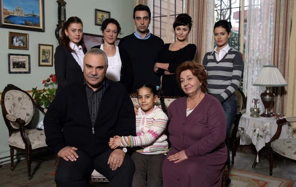 "Yaprak dökümü"nün bacıları küsülüdür - FOTO