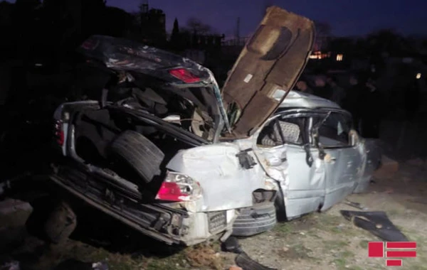 Gəncədə minik avtomobili hasara və traktora çırpıldı, sürücü ağır xəsarət aldı – FOTO