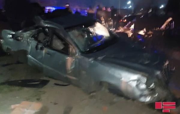 Gəncədə minik avtomobili hasara və traktora çırpıldı, sürücü ağır xəsarət aldı – FOTO