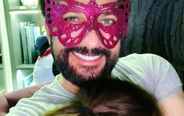 Tarkan: "Tezliklə məni makiyajlı, dırnağı boyalı görsəniz, təəccüblənməyin!" - FOTO