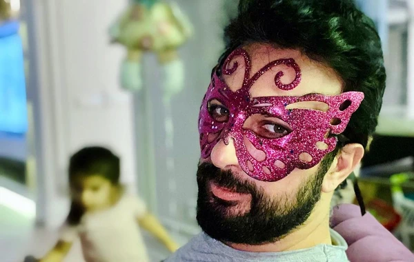 Tarkan: "Tezliklə məni makiyajlı, dırnağı boyalı görsəniz, təəccüblənməyin!" - FOTO