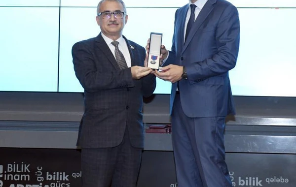 Fərid Qayıbov təltif olunmuş şəxslərə mükafatları təqdim edib