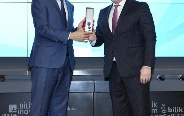 Fərid Qayıbov təltif olunmuş şəxslərə mükafatları təqdim edib