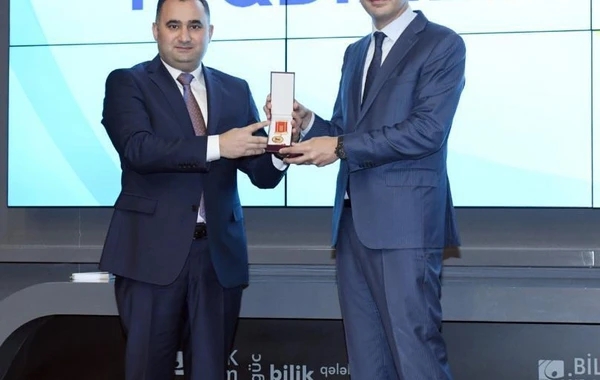 Fərid Qayıbov təltif olunmuş şəxslərə mükafatları təqdim edib