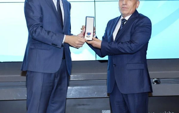 Fərid Qayıbov təltif olunmuş şəxslərə mükafatları təqdim edib