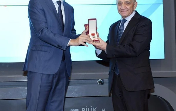 Fərid Qayıbov təltif olunmuş şəxslərə mükafatları təqdim edib