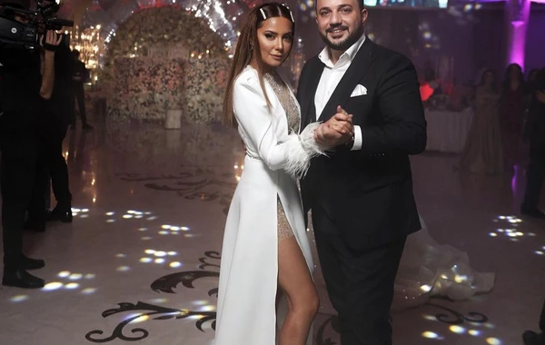 Ayanın dərin yarıqlı geyimi müzakirələrə səbəb oldu - FOTO