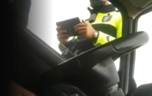 Polislə sürücü arasında mübahisə - VİDEO