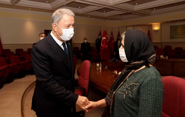Hulusi Akar şəhid Valeh Məmiyevin ailə üzvləri ilə görüşüb - FOTO