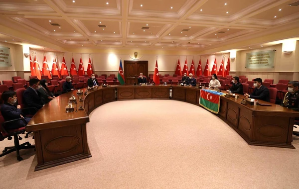 Hulusi Akar şəhid Valeh Məmiyevin ailə üzvləri ilə görüşüb - FOTO