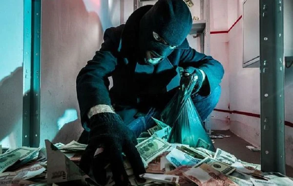Maskalı şəxslər “Rosbank”ın Ufadakı filialını soydu – ANBAAN VİDEO