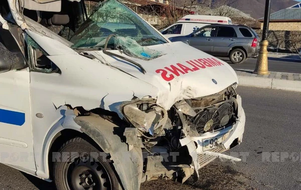 Şəkidə içərisində koronavirus xəstəsi olan təcili tibbi yardım maşını qəzaya düşüb - FOTO
