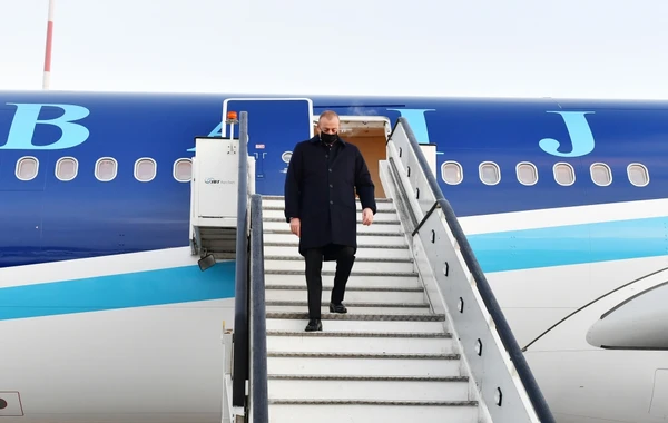 Президент Ильхам Алиев отбыл с визитом в Санкт-Петербург - ФОТО