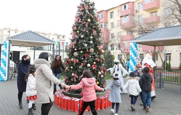 Лейла Алиева на церемонии открытия очередного благоустроенного двора - ФОТО