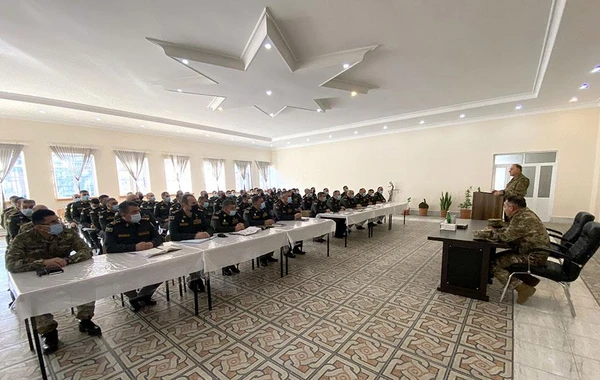 Azərbaycan Ordusunun Baş Qərargah rəisi Quru Qoşunlarında olub, müşavirə keçirib - FOTO