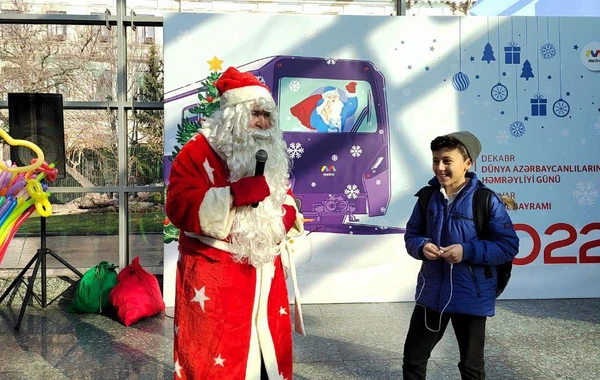 Bakı metrosunda sərnişinlərə Yeni il sürprizi - FOTO/VİDEO