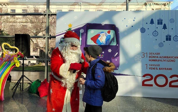 Bakı metrosunda sərnişinlərə Yeni il sürprizi - FOTO/VİDEO