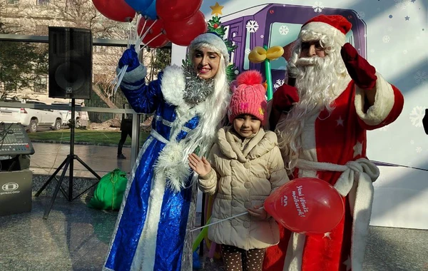 Bakı metrosunda sərnişinlərə Yeni il sürprizi - FOTO/VİDEO