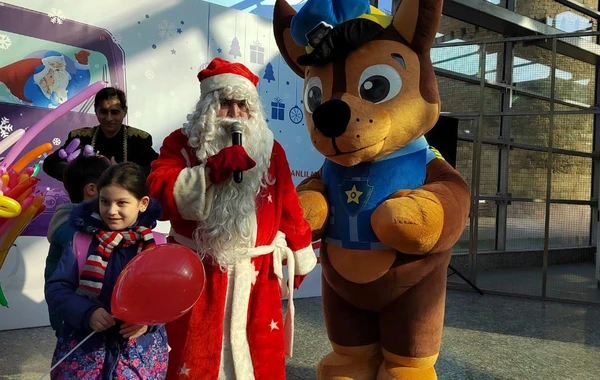 Bakı metrosunda sərnişinlərə Yeni il sürprizi - FOTO/VİDEO