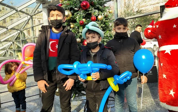 Bakı metrosunda sərnişinlərə Yeni il sürprizi - FOTO/VİDEO