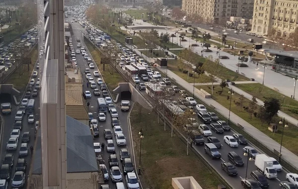 Bakının mərkəzi yolları və prospektlərində hərəkət dayandı -  VİDEO/FOTO