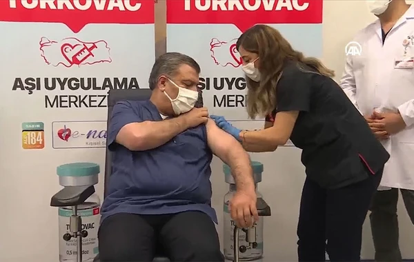 Türkiyənin səhiyyə naziri TURKOVAC vaksini vurdurdu - VİDEO