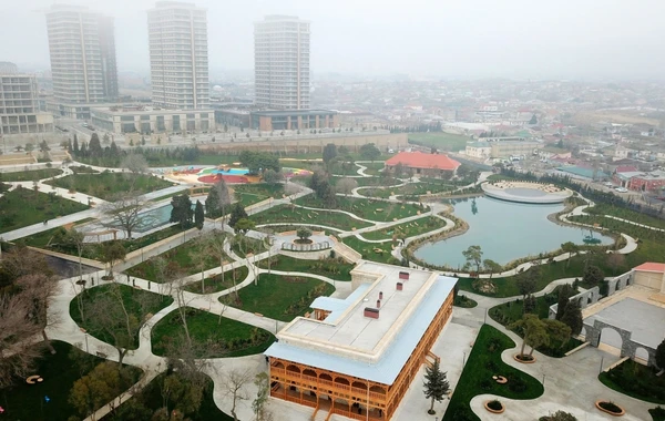 İlham Əliyev və Mehriban Əliyeva Bakıda yeni təmir olunmuş parkda - FOTO
