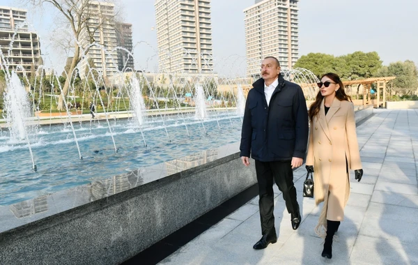 İlham Əliyev və Mehriban Əliyeva Bakıda yeni təmir olunmuş parkda - FOTO