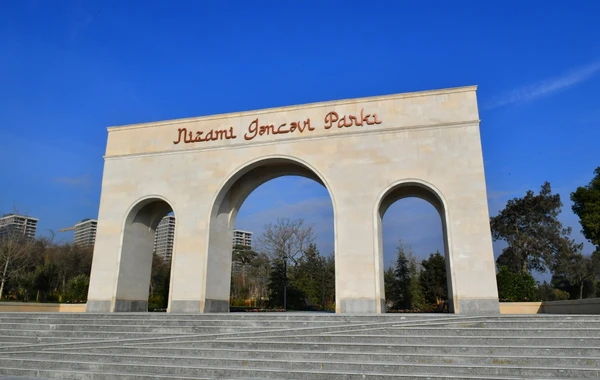 İlham Əliyev və Mehriban Əliyeva Bakıda yeni təmir olunmuş parkda - FOTO