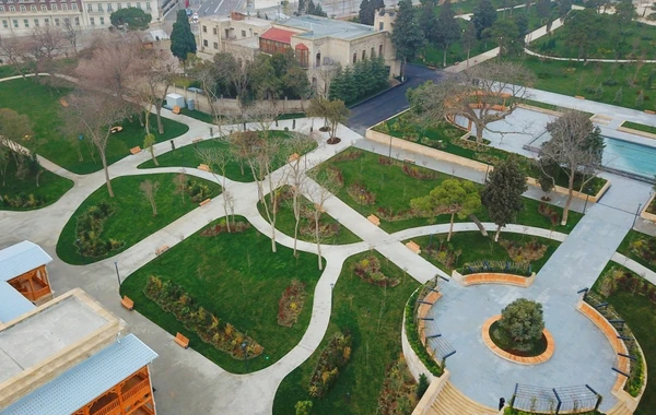İlham Əliyev və Mehriban Əliyeva Bakıda yeni təmir olunmuş parkda - FOTO