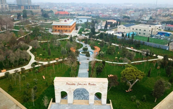 İlham Əliyev və Mehriban Əliyeva Bakıda yeni təmir olunmuş parkda - FOTO
