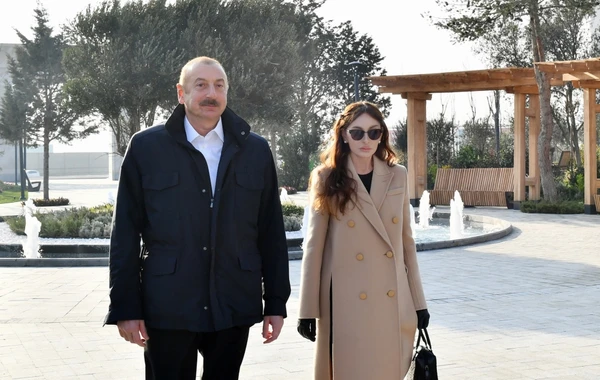 İlham Əliyev və Mehriban Əliyeva Bakıda yeni təmir olunmuş parkda - FOTO