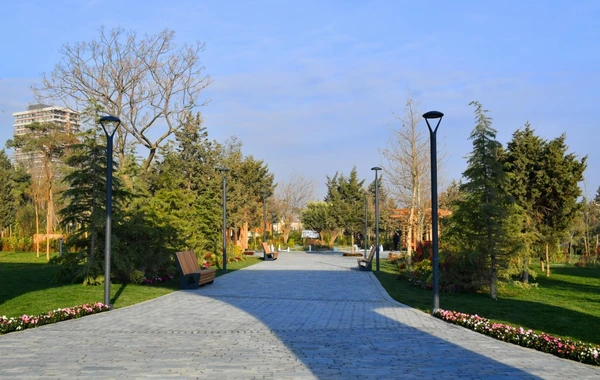 İlham Əliyev və Mehriban Əliyeva Bakıda yeni təmir olunmuş parkda - FOTO
