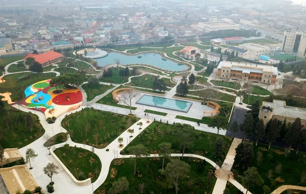 İlham Əliyev və Mehriban Əliyeva Bakıda yeni təmir olunmuş parkda - FOTO