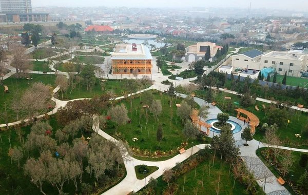 İlham Əliyev və Mehriban Əliyeva Bakıda yeni təmir olunmuş parkda - FOTO